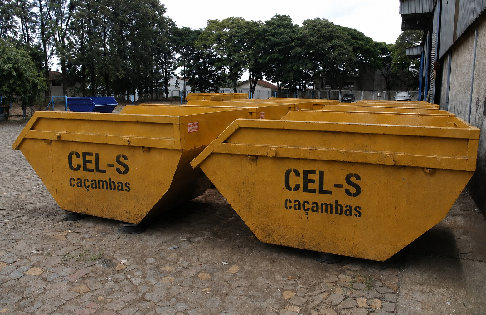 Caçambas amarelas da CEL-S Caçambas estacionadas no pátio da empresa